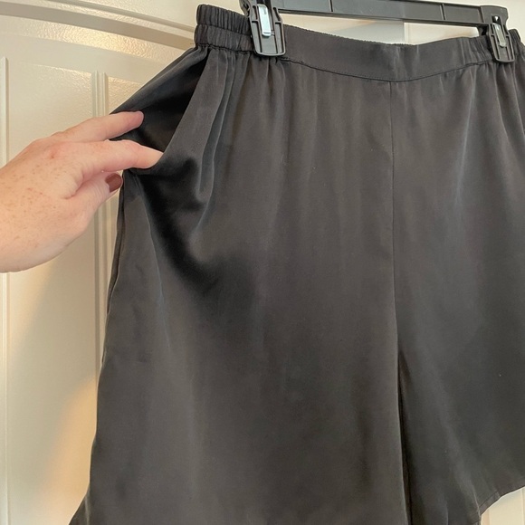 Lunya silk long sleeve and shorts lounge wear set size large - Picture 12 of 13